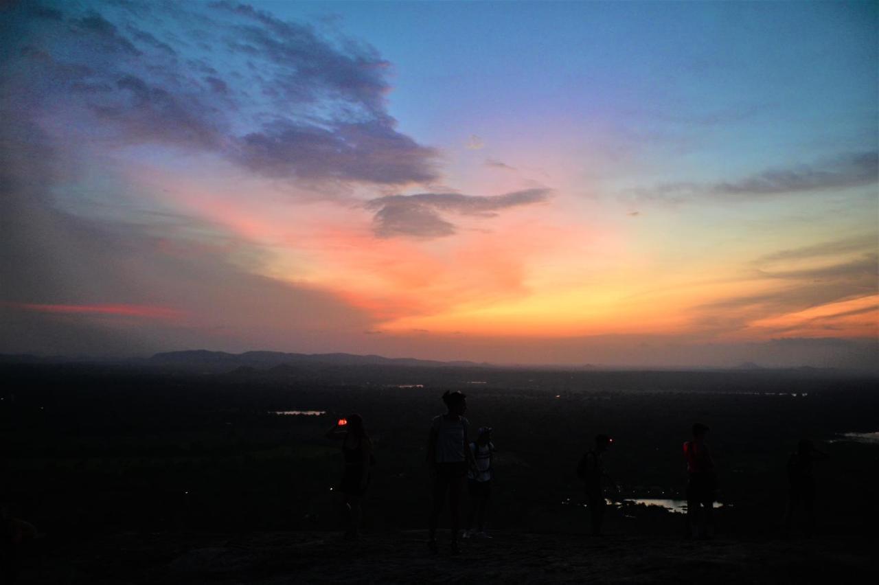 One More Night Hostel Sigiriya Esterno foto